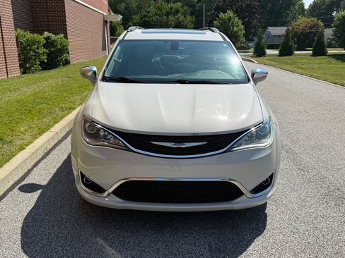 Used 2017 Chrysler Pacifica Limited w/ UConnect Theater Package FWD image 2