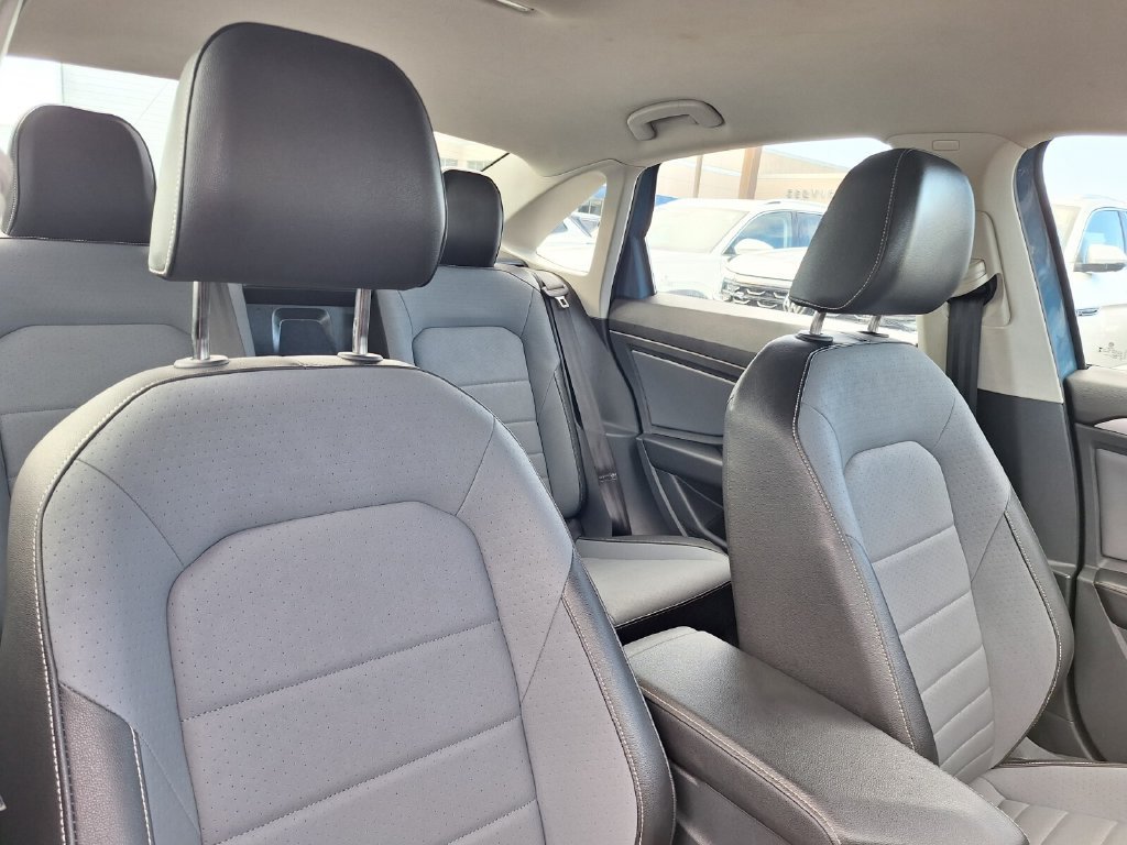 Used 2025 Volkswagen Jetta SE FWD image 23