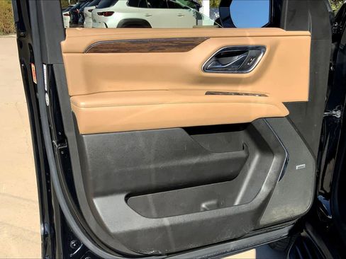 Used 2021 Chevrolet Tahoe Premier w/ Premium Package image 19