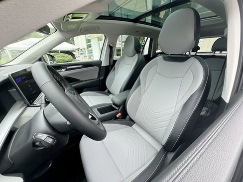 New 2025 Volkswagen Tiguan SE image 11