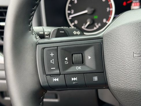 Certified 2025 Nissan Rogue SV FWD image 22