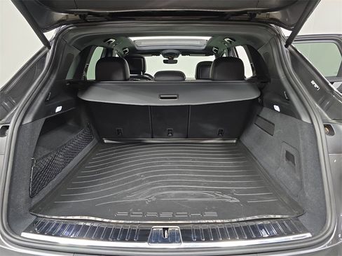Used 2025 Porsche Cayenne image 25