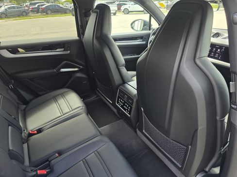 Used 2024 Porsche Cayenne AWD/4WD image 28