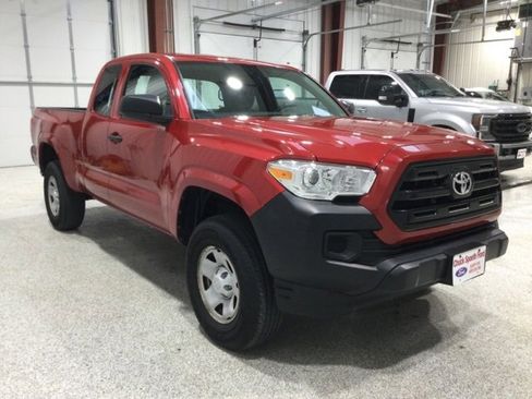 Used 2017 Toyota Tacoma SR image 3