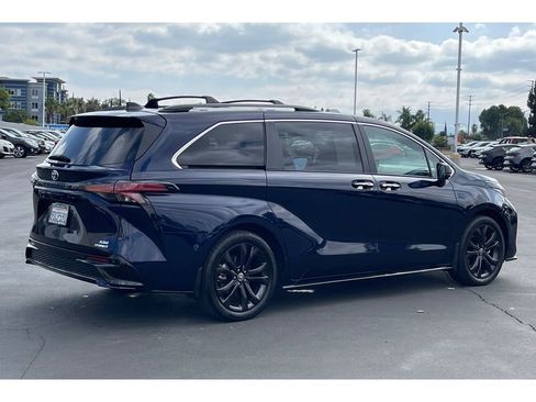 Used 2022 Toyota Sienna XSE image 6