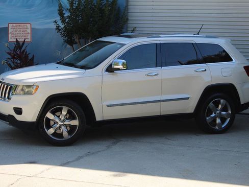 Used 2011 Jeep Grand Cherokee Limited w/ Trailer Tow Group IV AWD/4WD image 17