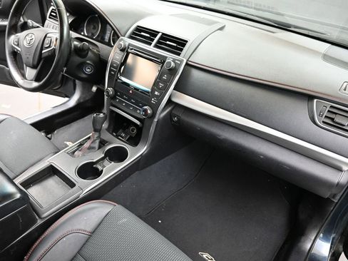 Used 2017 Toyota Camry SE w/ Moonroof Package image 13