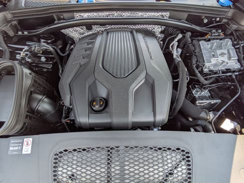 Certified 2025 Porsche Macan AWD/4WD image 27