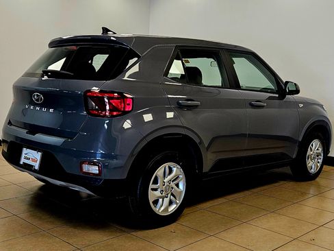 Used 2021 Hyundai Venue SE image 4