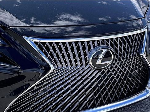 Used 2018 Lexus LS 500 w/ Accessory Package (Z2) image 29