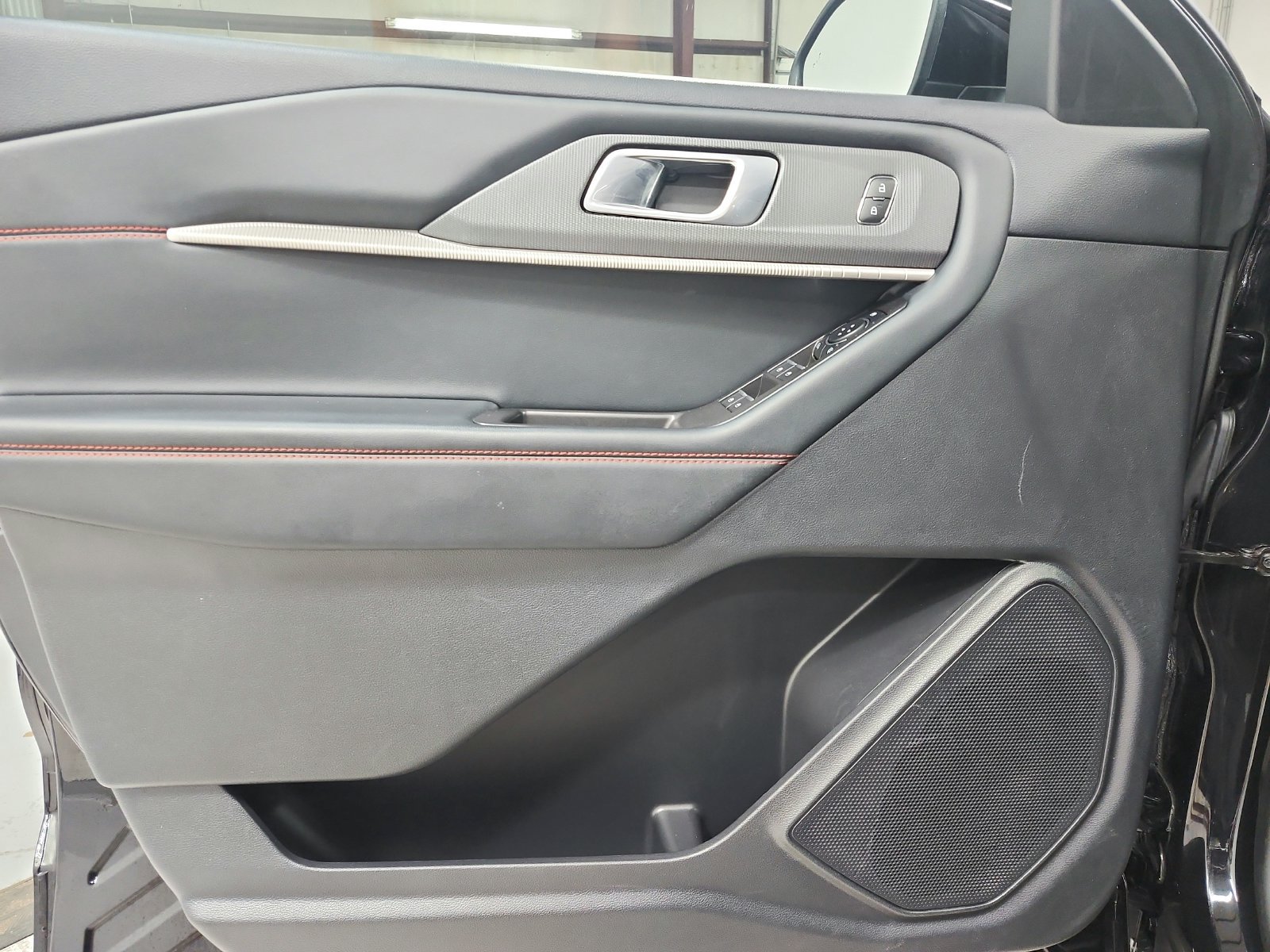 Used 2025 Ford Explorer ST-Line w/ ST-Line Street Pack AWD/4WD image 32