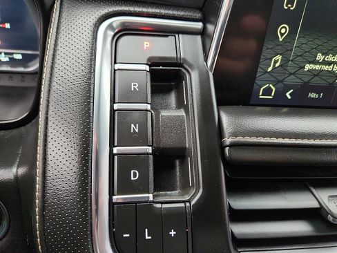 Used 2023 GMC Yukon XL SLT w/ SLT Premium Package image 16