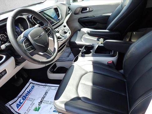 Used 2024 Chrysler Pacifica Touring-L FWD image 14