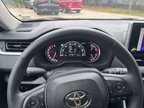 Used 2025 Toyota RAV4 XLE image 32
