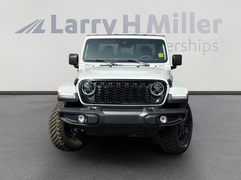 Used 2025 Jeep Gladiator Willys AWD/4WD image 4