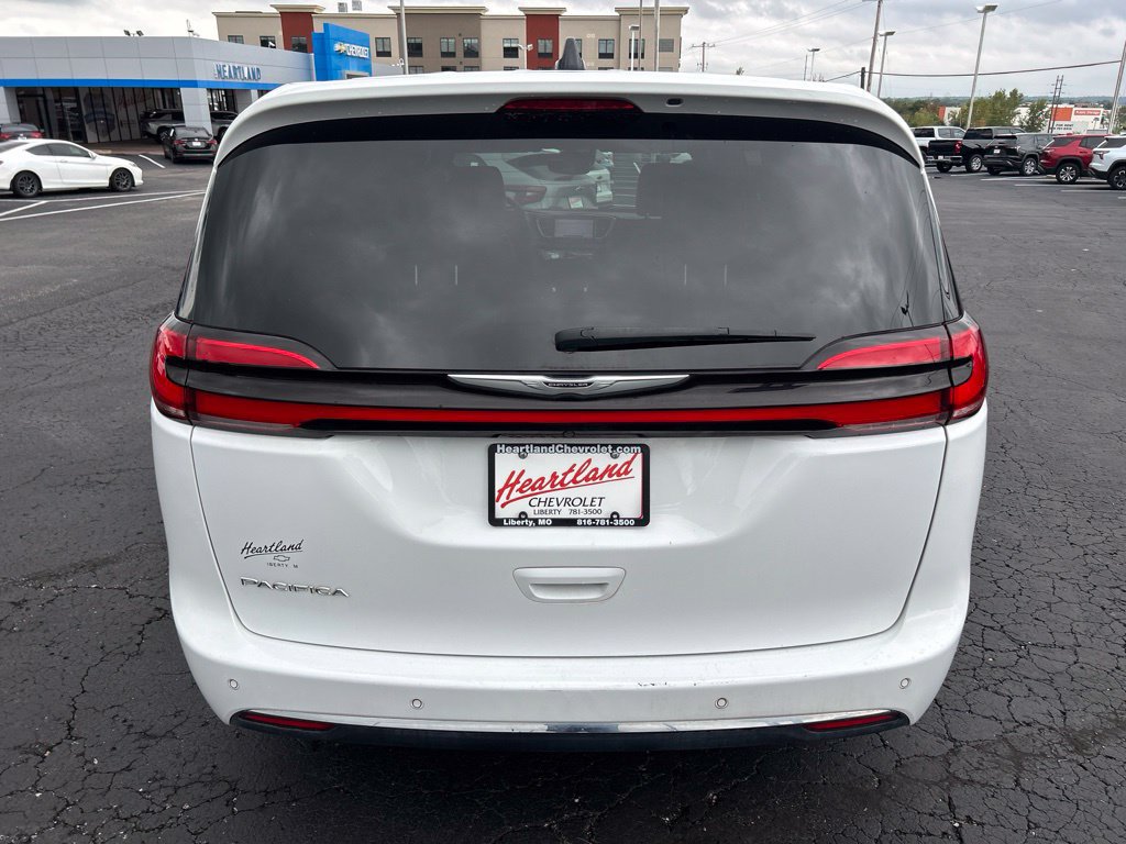 Used 2025 Chrysler Pacifica Select FWD image 6