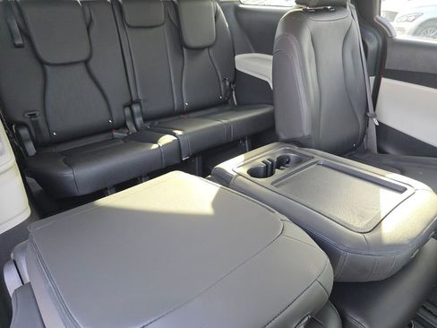 Used 2024 Kia Carnival LX image 18