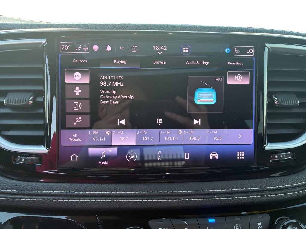 Used 2022 Chrysler Pacifica Limited w/ Uconnect Theater Family Group FWD image 14