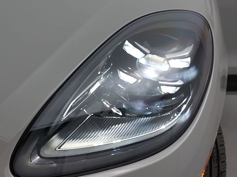 Certified 2024 Porsche Macan S image 33