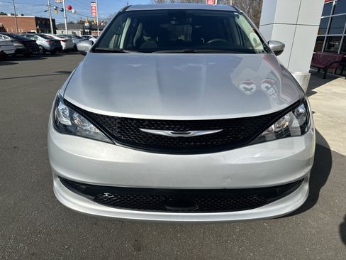 Used 2023 Chrysler Voyager LX image 3