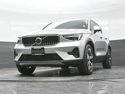 Used 2025 Volvo XC40 B5 Plus image 19