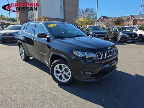 Used 2025 Jeep Compass Sport image 2