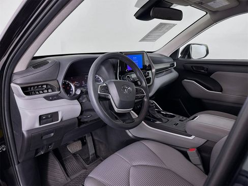 Certified 2023 Toyota Highlander L image 9