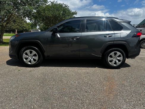 Used 2020 Toyota RAV4 LE FWD image 3