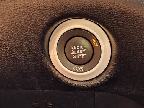 Used 2025 Chrysler Pacifica Select image 11