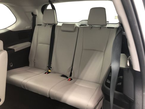 Used 2024 Toyota Grand Highlander XLE image 9