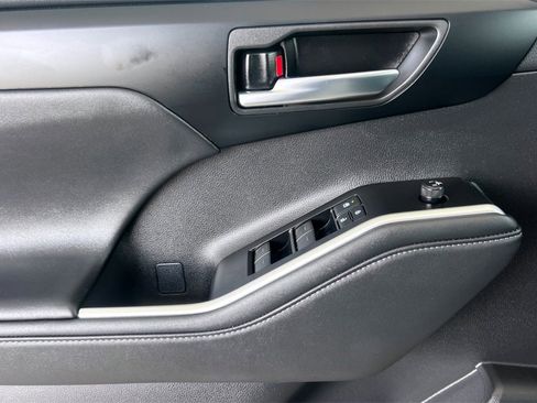 Used 2025 Toyota Highlander XLE image 13