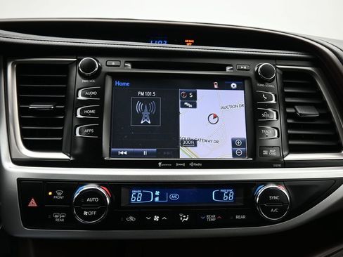 Used 2019 Toyota Highlander XLE image 21