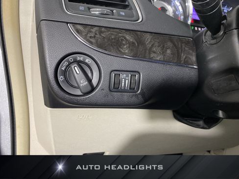 Used 2015 Chrysler Town & Country Touring w/ Driver Convenience Group FWD image 22