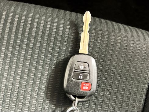 Used 2015 Toyota RAV4 XLE image 35