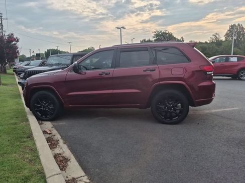 Used 2018 Jeep Grand Cherokee Altitude AWD/4WD image 6