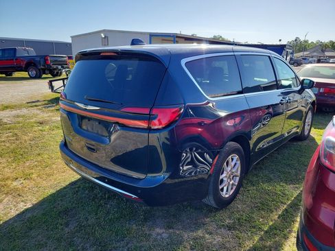 Used 2025 Chrysler Pacifica Select image 3