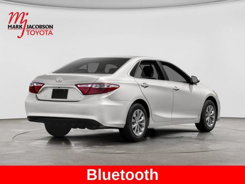 Used 2017 Toyota Camry SE FWD image 2