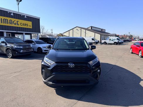 Used 2021 Toyota RAV4 XLE image 3