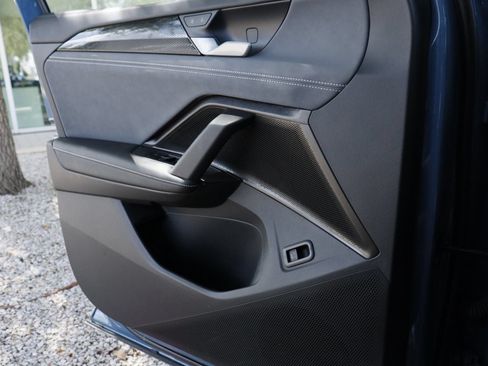 Certified 2025 Volkswagen Tiguan SE FWD image 18