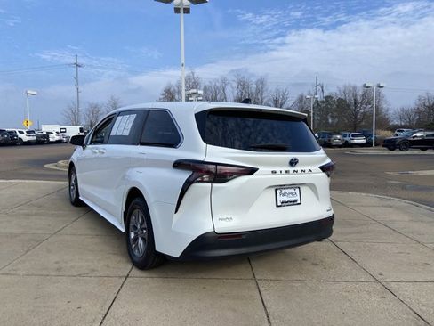 Used 2024 Toyota Sienna LE image 8