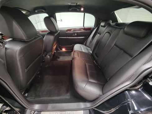 Used 2011 Lincoln Town Car Executive L RWD image 45