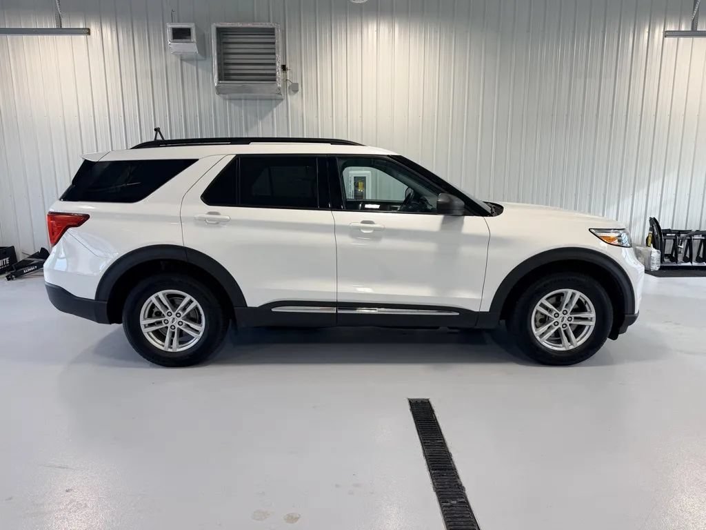 Used 2024 Ford Explorer XLT w/ Equipment Group 202A AWD/4WD image 2