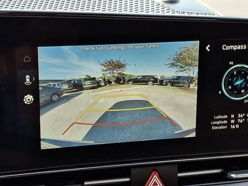 Used 2025 Hyundai Elantra SEL image 18