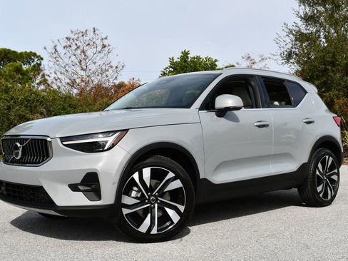Used 2025 Volvo XC40 B5 Ultra image 21
