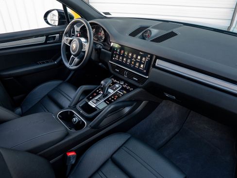 Certified 2023 Porsche Cayenne Platinum Edition image 29