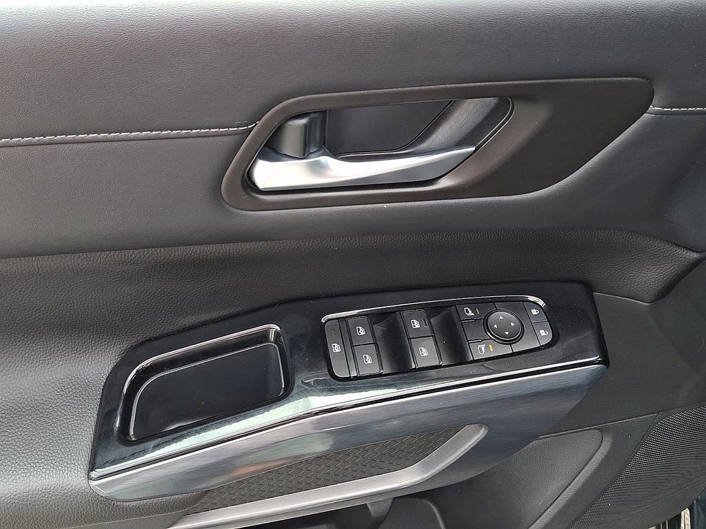 Used 2023 Nissan Pathfinder SL AWD/4WD image 15