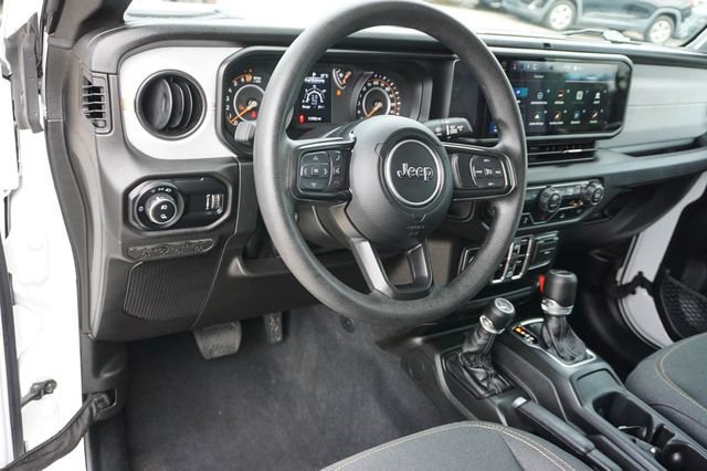 Used 2025 Jeep Gladiator Sport AWD/4WD image 8