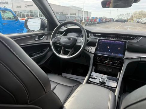 Used 2025 Jeep Grand Cherokee Limited image 54