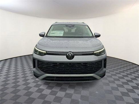 New 2025 Volkswagen Tiguan SE image 2