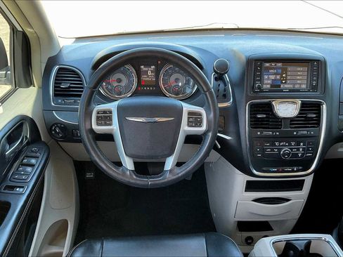 Used 2014 Chrysler Town & Country Touring image 5